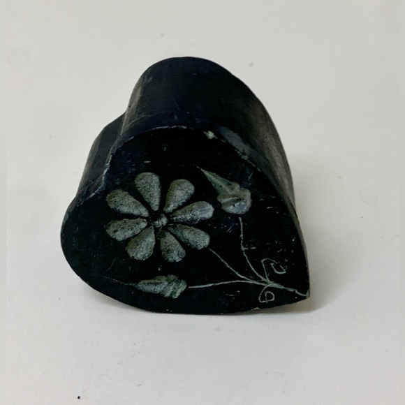 Vtg Hand Carved Soapstone Engraved Heart Shaped Lidded Relief Trinket Box - Picture 14 of 16
